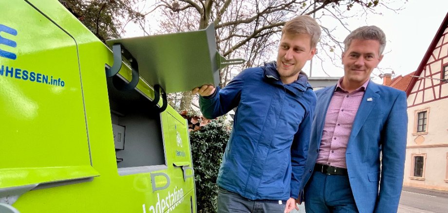 Bürgermeister Steffen Jung und Klimaschutzmanager Marcel Klotz vor der neuen E-Bike-Ladestation