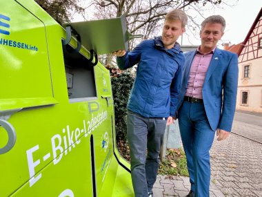 Bürgermeister Steffen Jung und Klimaschutzmanager Marcel Klotz vor der neuen E-Bike-Ladestation