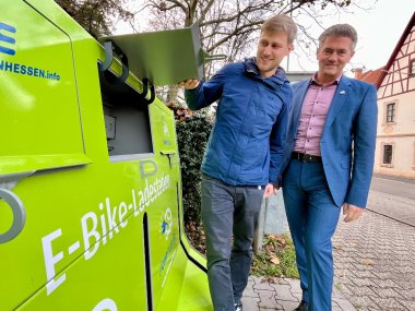 Bürgermeister Steffen Jung und Klimaschutzmanager Marcel Klotz vor der neuen E-Bike-Ladestation
