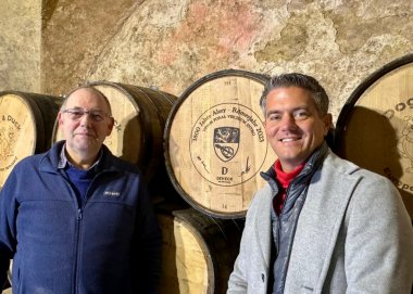 180 Liter Alzeyer Whisky schenkt Karl-Peter Deheck der Stadt zum Römerjubiläum 2023 - sehr zur Freude von Bürgermeister Steffen Jung. 
