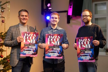 Bürgermeister Steffen Jung, Musiker David Emde und der stellvertretende Leiter der Kreismusikschule, Sebastian Kraus, freuen sich darauf, Mitte Januar im JUKU zu feiern. 