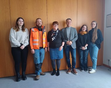 Bürgermeister Steffen Jung begrüßt die neuen Kollegen Marie Thomas (Juku), Felix Belke (Bauhof), Andrea Wohllebe (FB 5), Elisabeth Aderhold (Juku) und Jana Deubel (Juku).