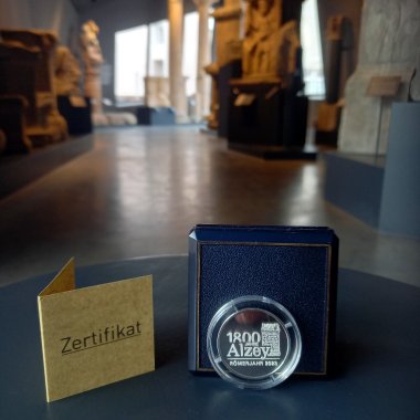 Die Jubiläumsmünze der Stadt Alzey in Silber als Erinnerung zum Römerjubiläum.