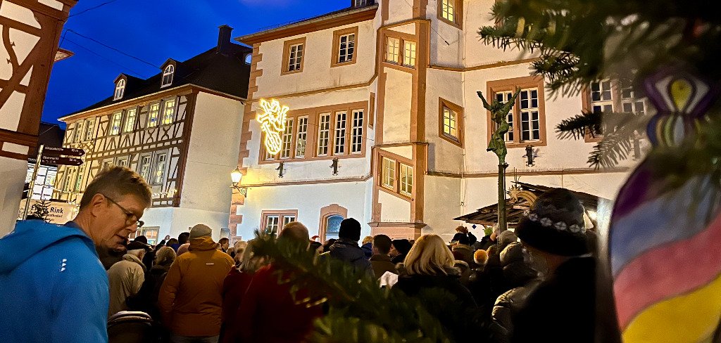 Die Premiere des gemeinsamen Weihanchtssingens ist geklückt: Mehr als 100 Menschen versammelten sich vor dem Alten Rathaus um gemeinsam Weihanchtslieder zu singen und sich auf die Festtage einzustimmen.