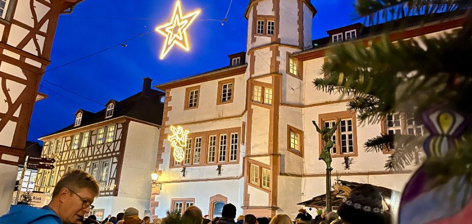 Die Premiere des gemeinsamen Weihanchtssingens ist geklückt: Mehr als 100 Menschen versammelten sich vor dem Alten Rathaus um gemeinsam Weihanchtslieder zu singen und sich auf die Festtage einzustimmen.