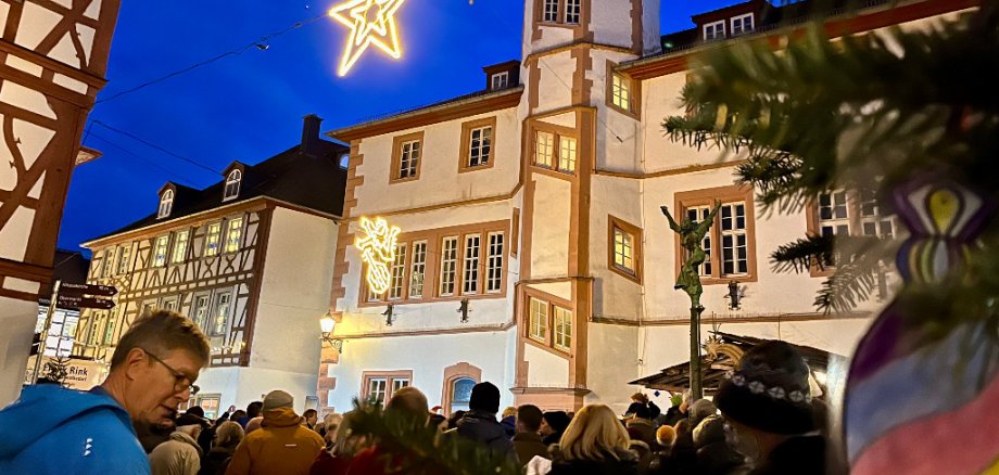 Die Premiere des gemeinsamen Weihnachtssingens ist geklückt: Mehr als 100 Menschen versammelten sich vor dem Alten Rathaus um gemeinsam Weihnachtslieder zu singen und sich auf die Festtage einzustimmen. 
