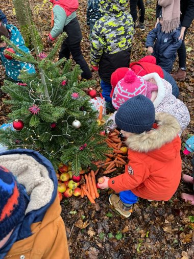 Karotten, Äpfel und Nüsse für die Tiere im Wald haben die Kinder der Kita Haus der Klänge ins Wäldchen gebracht. 