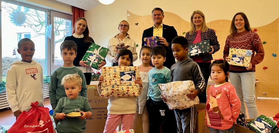 Die Kinder der Kita Walter Zuber freuen sich über die Geschenke, welche die Kundinnen und Kunden des Rheinhessen Centers ermöglicht haben. 