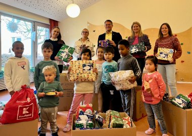 Die Kinder der Kita Walter Zuber freuen sich über die Geschenke, welche die Kundinnen und Kunden des Rheinhessen Centers ermöglicht haben. 