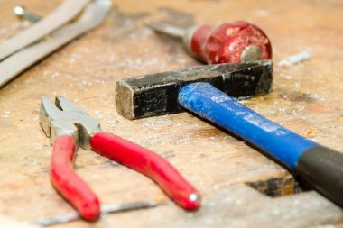 Schraubenzier, Zange, Hammer und ein bisschen Geschick - oft braucht es kaum mehr, um Dinge und Geräte wieder flott zu machen.