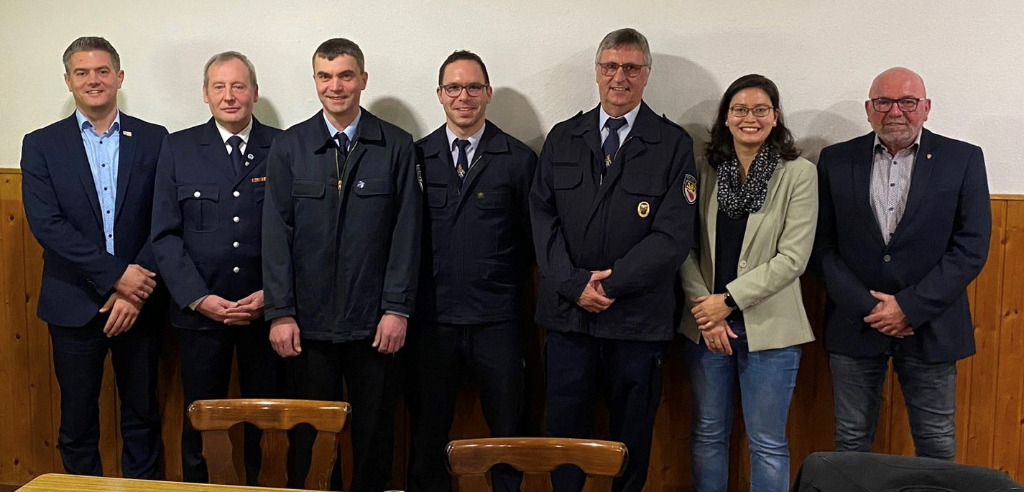 gruppenfoto bei der Generalversammlung der Frewilligen Feuerwehr
