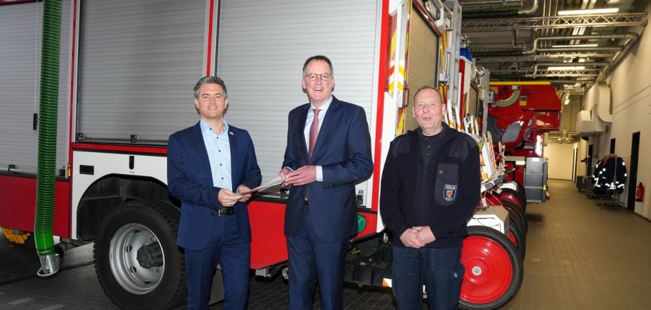 Innenminister Michael Ebling mit Bürgermeister Steffen Jung und Wehrleiter joachim Ganz in der Alzeyer Feuerwache