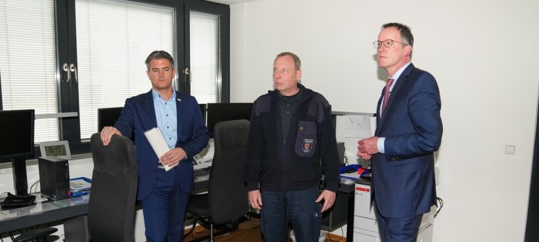 Innenminister Michael Ebling mit Bürgermeister Steffen Jung und Wehrleiter joachim Ganz in der Alzeyer Feuerwache