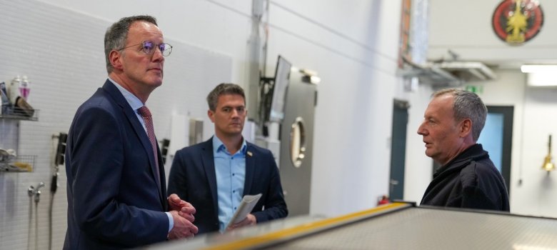 Innenminister Michael Ebling mit Bürgermeister Steffen Jung und Wehrleiter joachim Ganz in der Alzeyer Feuerwache