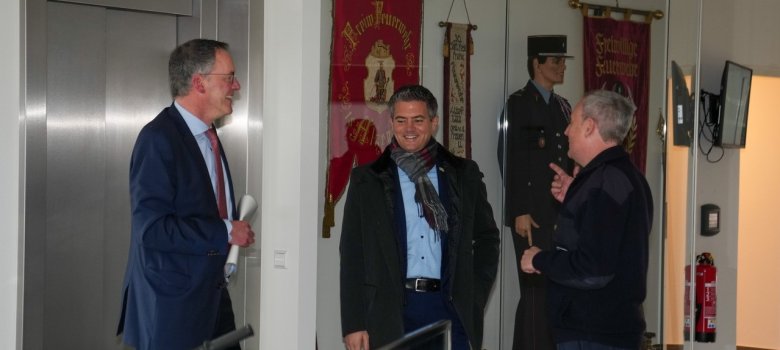 Innenminister Michael Ebling mit Bürgermeister Steffen Jung und Wehrleiter joachim Ganz in der Alzeyer Feuerwache