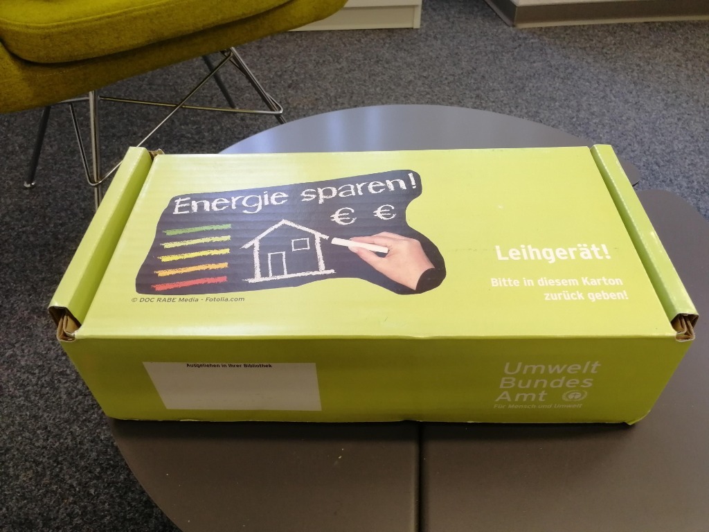 Ein Strommessgerät in einem karton