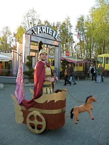 Person als Römer verkleidet