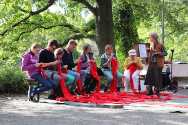 Gruppe beim Stricken