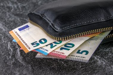 Geldscheine in einem portemonnaie