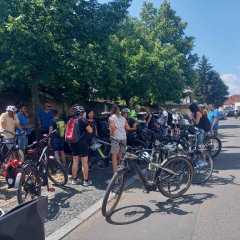 Die Radelnden versammeln sich zur Eröffnungsrede vor der Tour an der Stadtverwaltung 