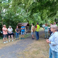 Ortsvorsteherin Kornelia Kopf erklärt den Interessierten die Geschichte rund um das Brotbackhaus 