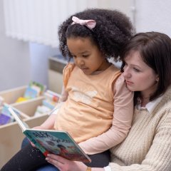 Kind liest in der Bücherei
