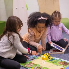 Kinder lesen in der Bücherei