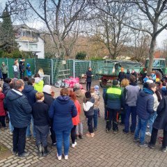 Bürgermeister Steffen Jung hilft bei der Müllsammelaktion der Alzeyer Volkerschule