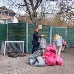 Bürgermeister Steffen Jung hilft bei der Müllsammelaktion der Alzeyer Volkerschule