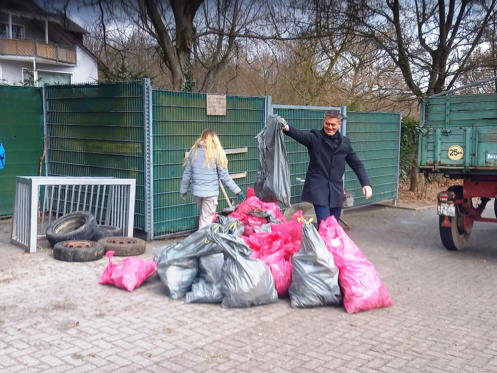 Bürgermeister Steffen Jung hilft bei der Müllsammelaktion der Alzeyer Volkerschule