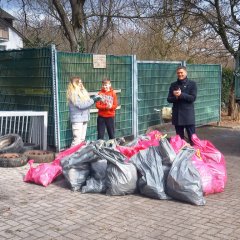 Bürgermeister Steffen Jung hilft bei der Müllsammelaktion der Alzeyer Volkerschule