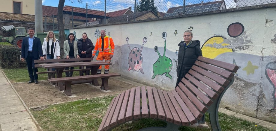 Die neuen Sitzgelegenheiten auf dem Spielplatz in Alzey-Schafhausen