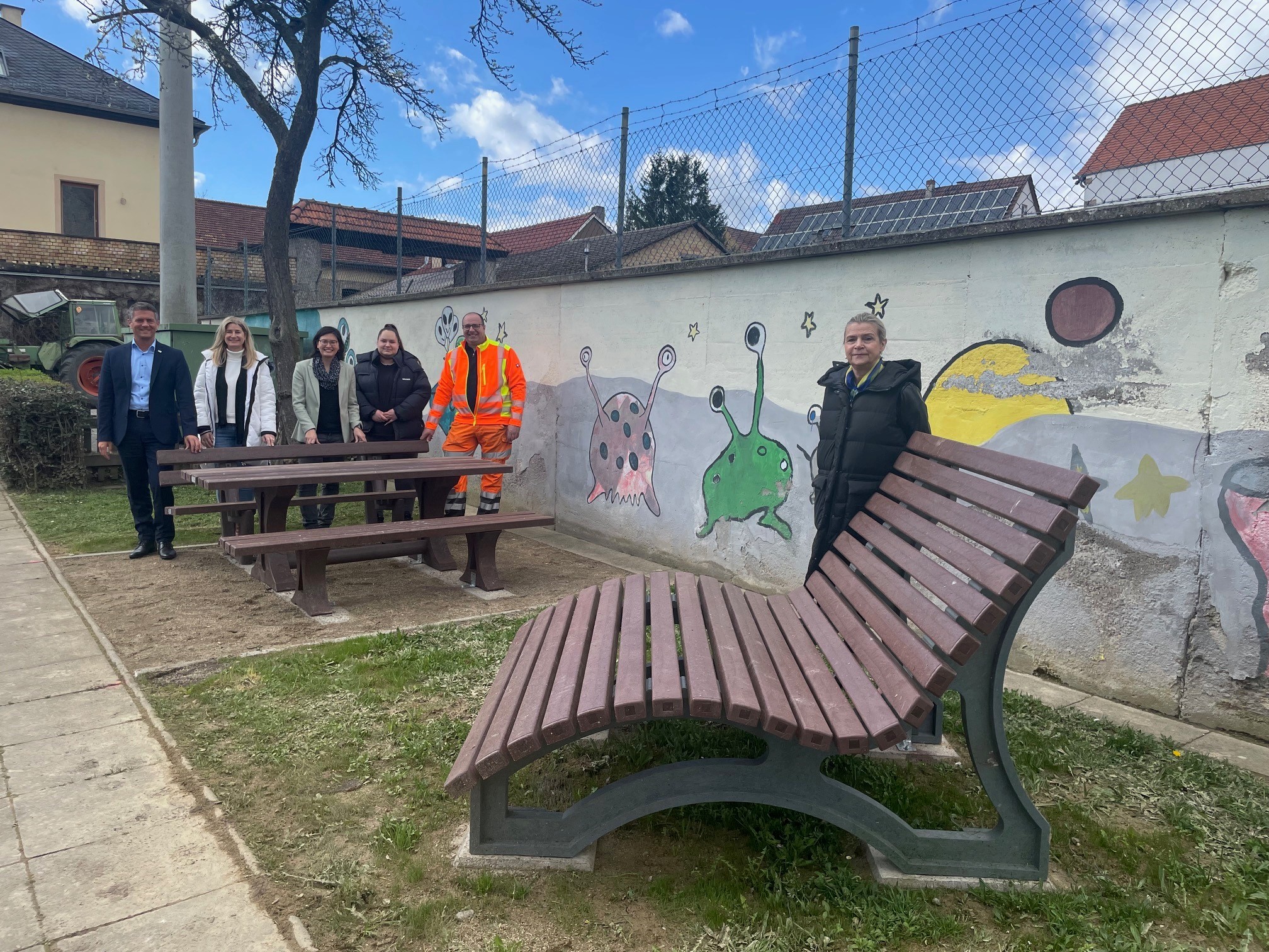 Die neuen Sitzgelegenheiten auf dem Spielplatz in Alzey-Schafhausen