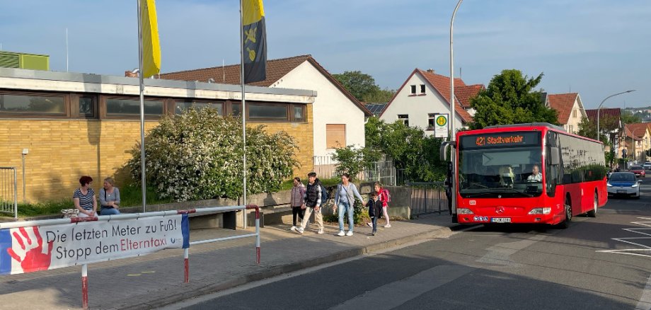 Roter Bus fährt an der Albert Schweitzer Schule vorbei