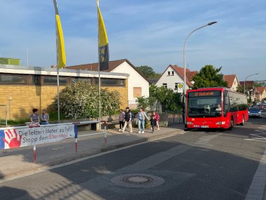 Roter Bus fährt an der Albert Schweitzer Schule vorbei