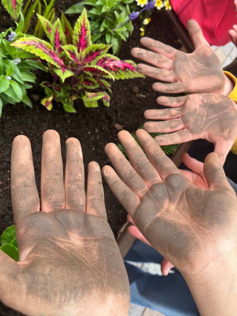 Drei schmutzige Hände