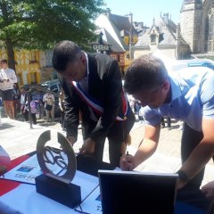 Beide Bürgermeister bei der Unterschrift