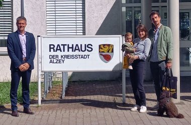 Familie Bayer mit Bürgermeister Steffen Jung