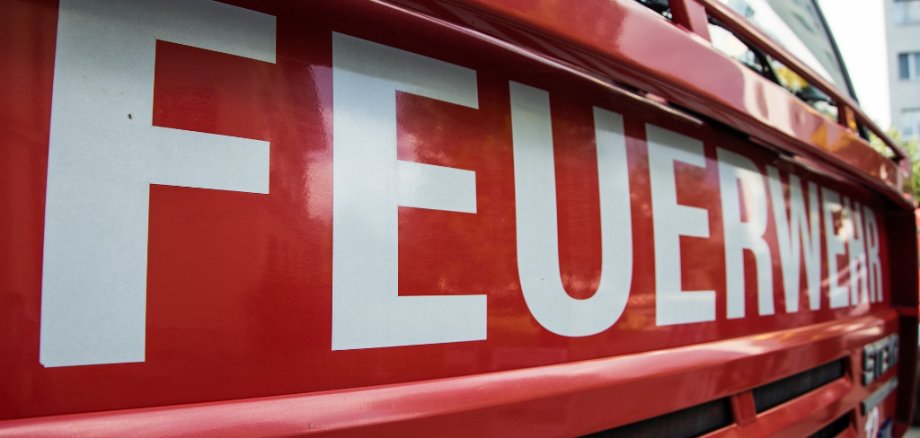 "Feuerwehr" Aufschrift auf einem Feuerwehrwagen