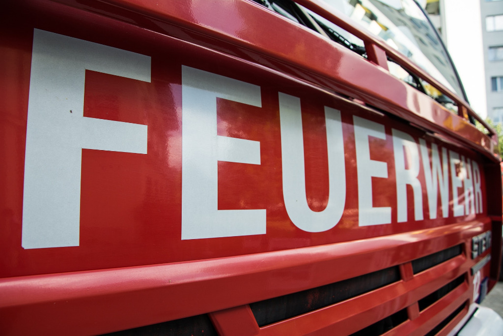 "Feuerwehr" Aufschrift auf einem Feuerwehrwagen