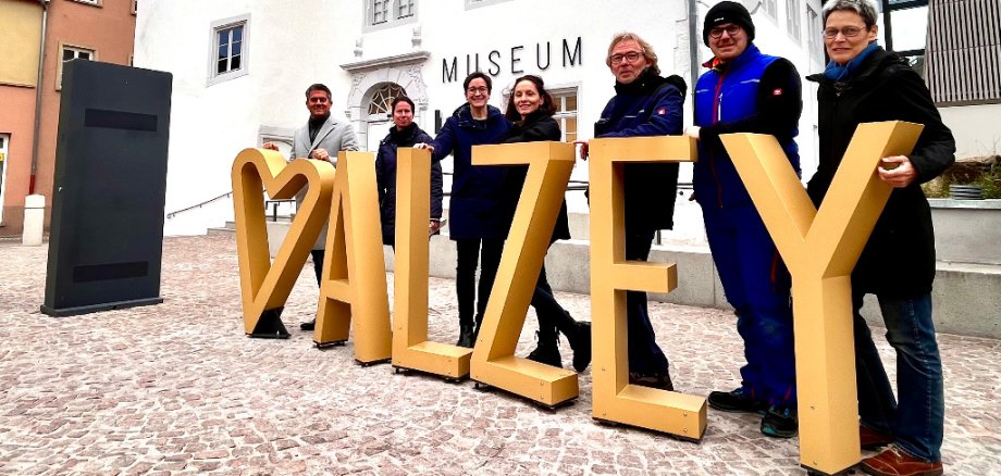 Bitte lächeln: Bürgermeister Steffen Jung, Stadtplanerin Anja Jurthe-Podolak, Tourist-Chefin Elena Anesiadis, Architektin Hanna Eichler, Frank und Nick Emde von der Firma Metallbau Emde und Museumsleitern Dr. Eva Heller-Karneth weihen den Foto-Point vor dem Museum ein. 