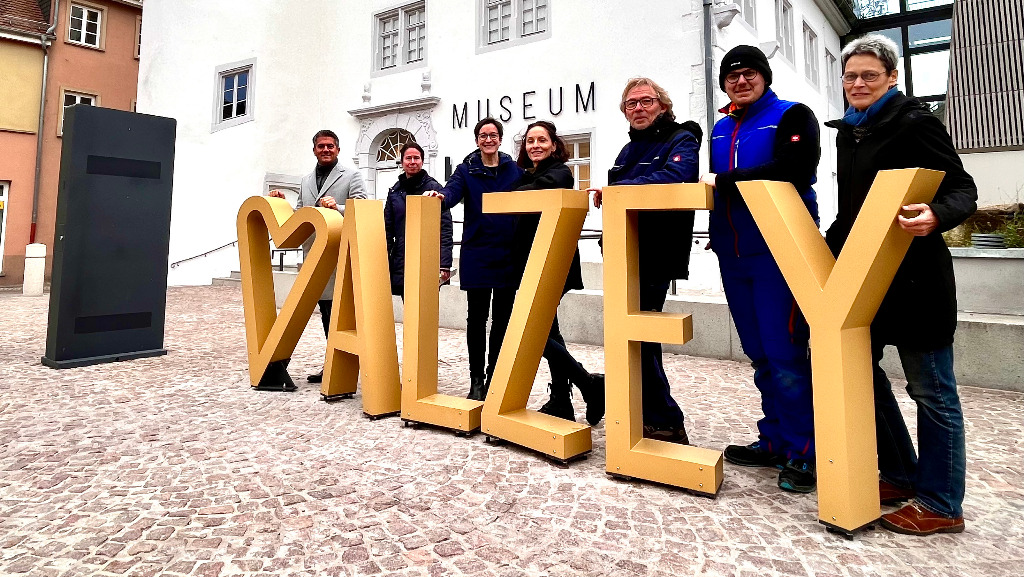 Bitte lächeln: Bürgermeister Steffen Jung, Stadtplanerin Anja Jurthe-Podolak, Tourist-Chefin Elena Anesiadis, Architektin Hanna Eichler, Frank und Nick Emde von der Firma Metallbau Emde und Museumsleitern Dr. Eva Heller-Karneth weihen den Foto-Point vor dem Museum ein. 