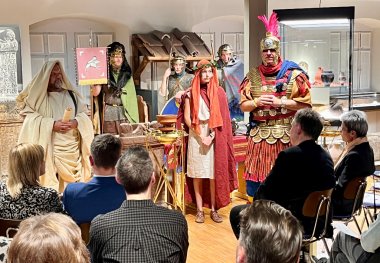 Mit einer römischen Weihe, wie sie auf den Tag genau vor 1800 Jahren stattgefunden haben könnte, feiert Alzey den runden Geburtstag. 