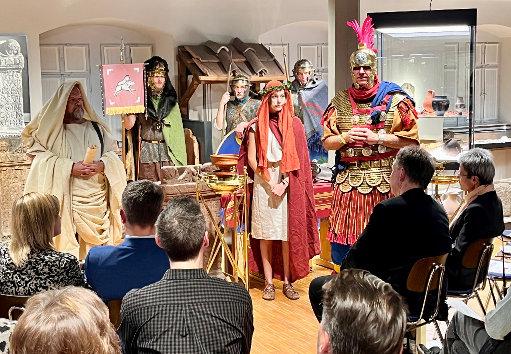 Mit einer römischen Weihe, wie sie auf den Tag genau vor 1800 Jahren stattgefunden haben könnte, feiert Alzey den runden Geburtstag. 