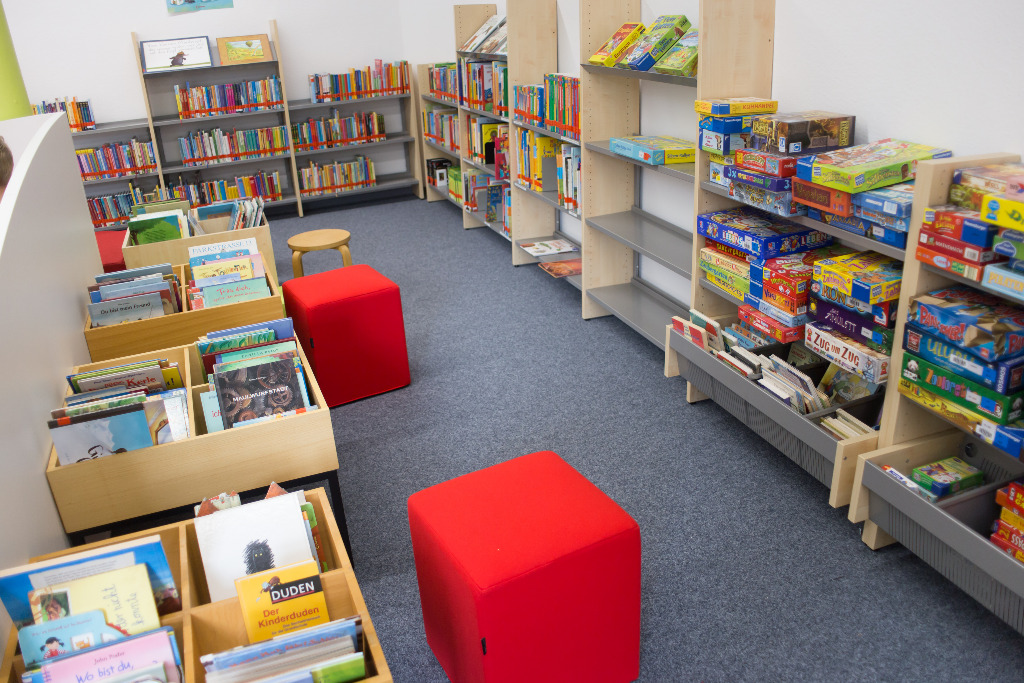 Verschiedene Bücher und Gesellschaftsspiele in der Bücherei