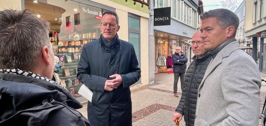 Innenminister Michael Ebling überzeugt sich in der Alzeyer Fußgängerzone von den geplanten Innenstadt-Impulsen. 