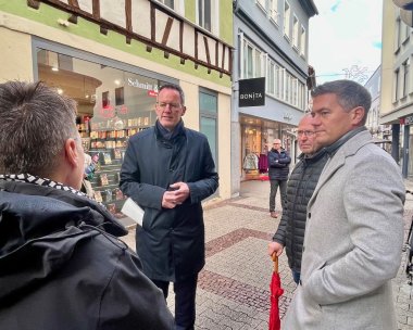 Innenminister Michael Ebling überzeugt sich in der Alzeyer Fußgängerzone von den geplanten Innenstadt-Impulsen. 