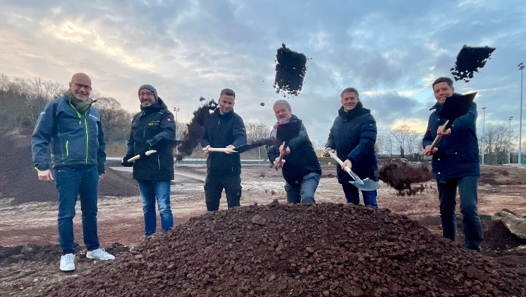 Planer Udo Orfgen (4.v.l.) und Bürgermeister Steffen Jung geben gemeinsam mit Vertretern der an der Sanierung beteiligten Firmen den Startschuss. 