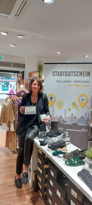 Petra Jacob mit einem Stadtgutschein