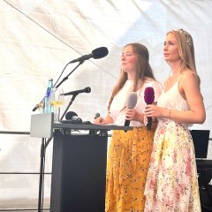 Weinkönigin Julia I. hält eine Rede auf dem Winzerfest